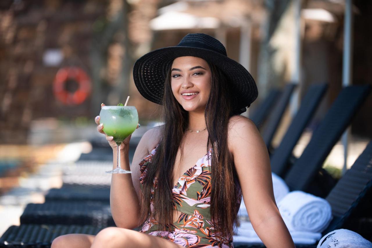 The Capital Zimbali Otel Ballito Dış mekan fotoğraf A woman wearing a sun hat