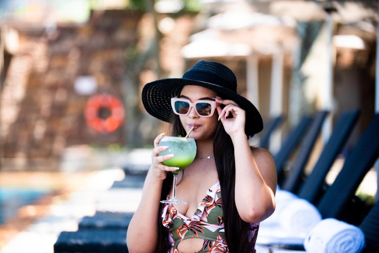 The Capital Zimbali Otel Ballito Dış mekan fotoğraf A woman wearing a hat
