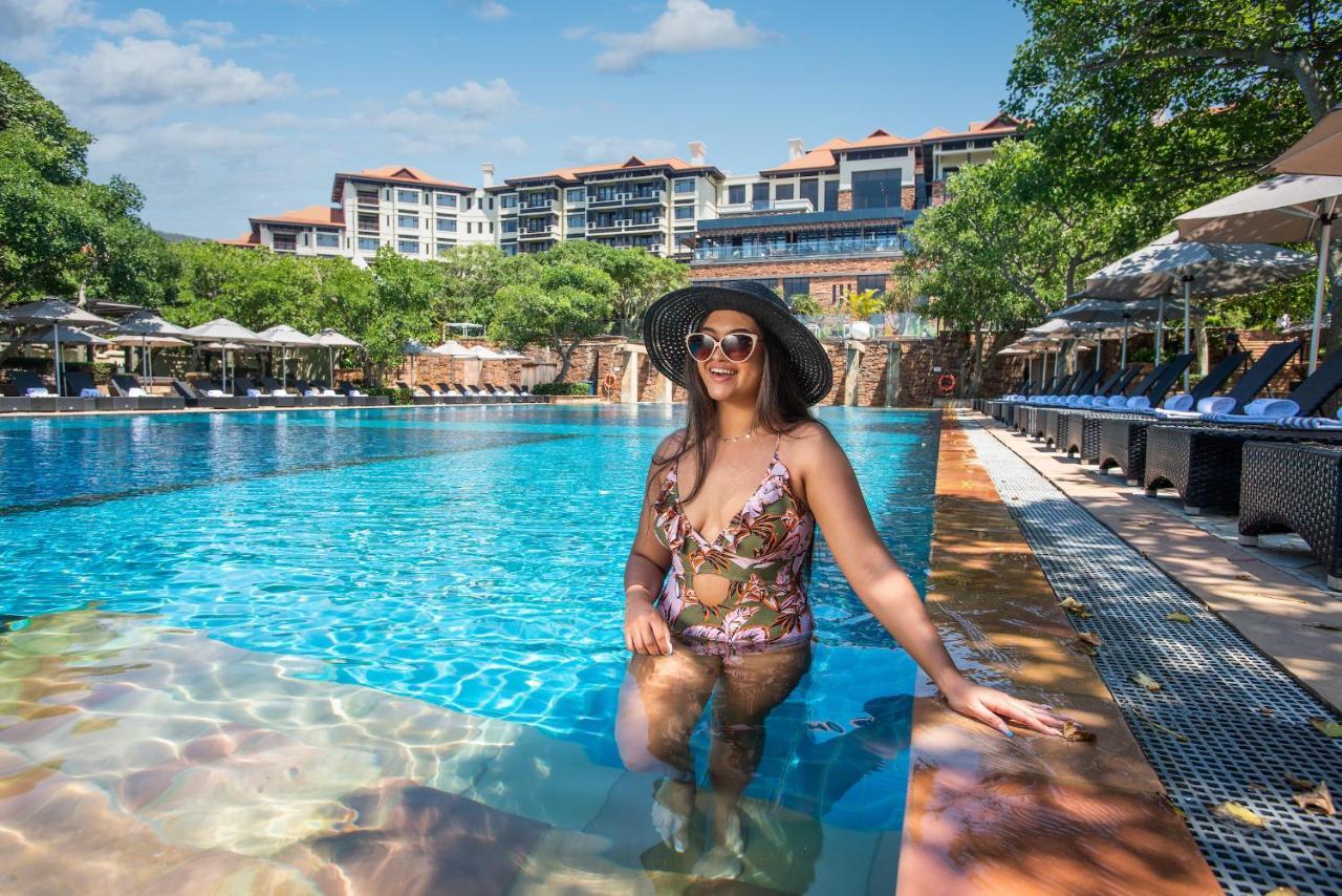 The Capital Zimbali Otel Ballito Dış mekan fotoğraf A woman wearing a sun hat