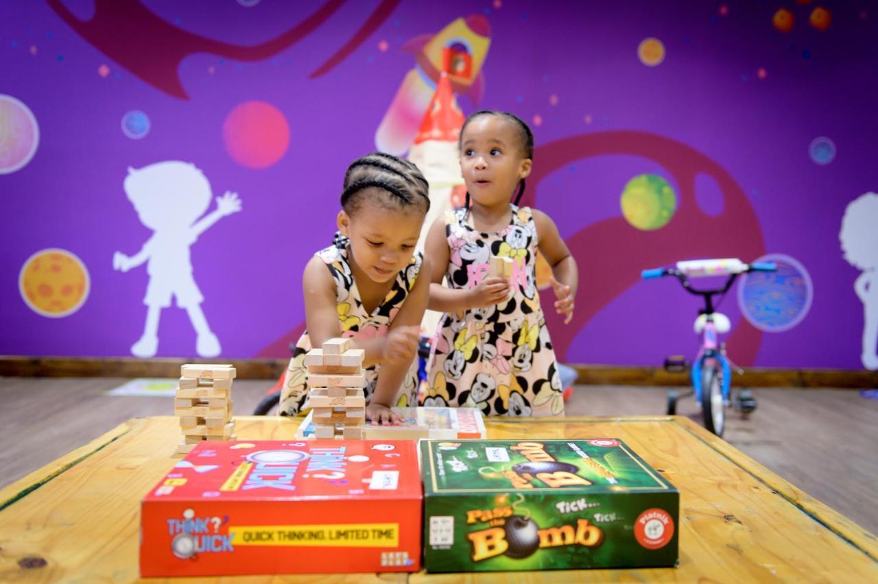 The Capital Zimbali Otel Ballito Dış mekan fotoğraf Two children playing with board games